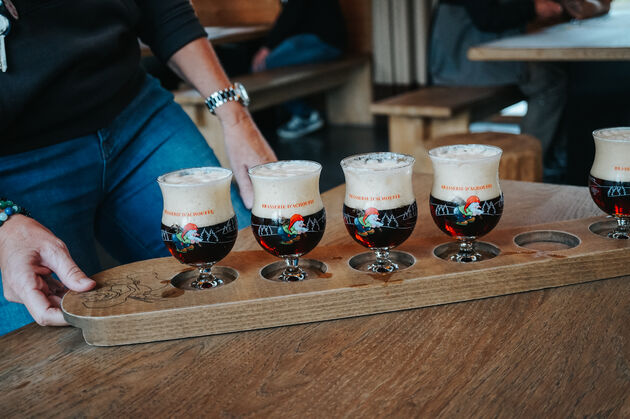 <em>Na een rondleiding staat natuurlijk de proeverij op het programma.<\/em>