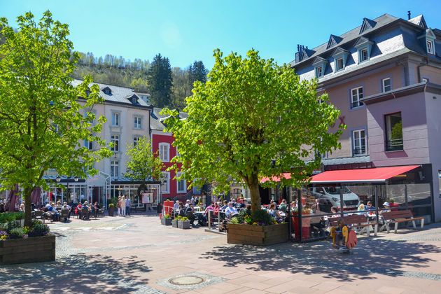 In Clervaux vind je een gezellig plein met verschillende terrasjes