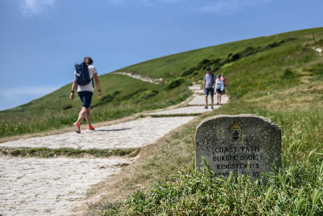 Vanuit Lulworth Cove kun je een wandelpad nemen naar de Durdle Door