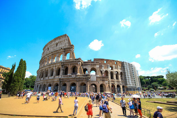 Het plein voor het Colosseum waar de duizenden toeristen zich verzamelen om naar binnen te mogen.