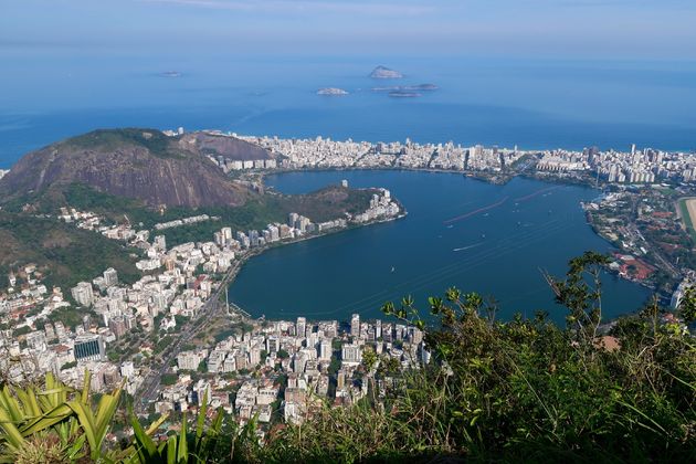 Uitzicht op Ipanema vanaf de top van de Corcovado (waar het Christusbeeld staat)