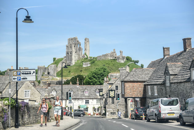 Het kasteel van Corfe Castle steekt overal bovenuit