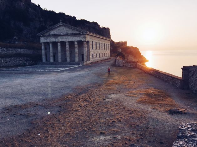 Zet je wekker vroeg om `s morgens bij opkomende zon door Corfu Stad te hardlopen