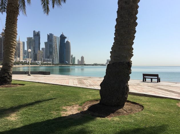 Wandelen over de Corniche met uitzicht op de skyline van Doha