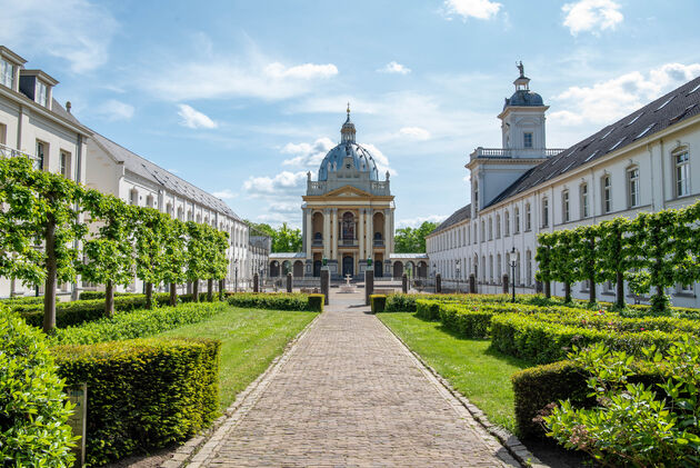 De kapel van Saint Louis, met de mooie binnentuin