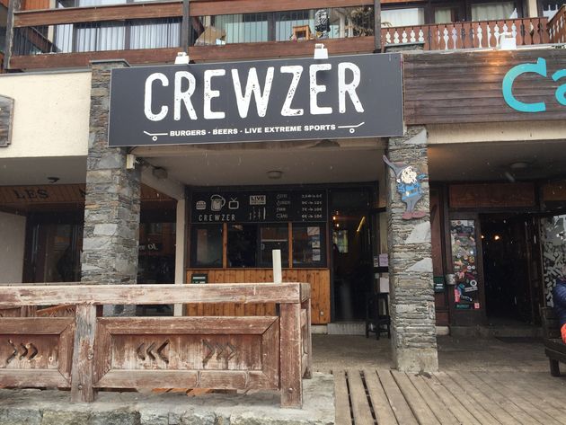 Je kunt ook naar Crewzer gaan, waar je een biertje kunt drinken met de `cool kids`
