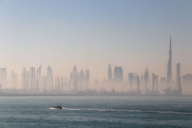 En de stad die uit de mist tevoorschijn komt