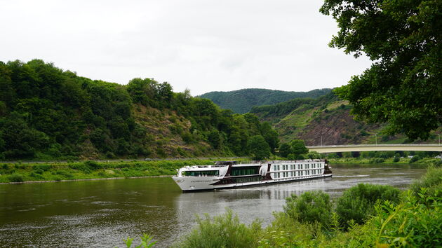 Ook varen er uiterst luxe cruisschepen op de Moezel