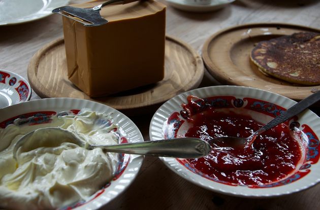 Karamelkaas met pannenkoeken, een specialiteit uit de Noorse keuken!