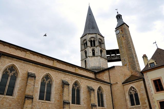 De oude kerk van Saint-Gengoux-le-National