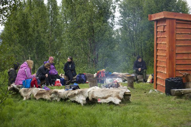 Basecamp bij het Villmarkssenter, windstil, een vuurtje en worst van de bbq