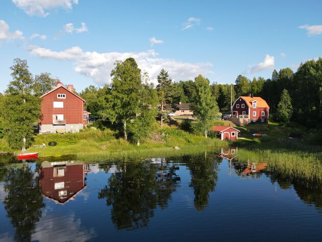 <em>De kenmerkende rode Zweedse huizen vind je in deze regio overal.<\/em>