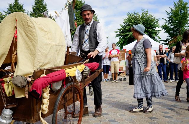 Straatwerkers in Uz\u00e8rche tijdens de Nationale Feestdag