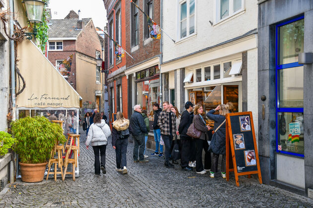 De lekkerste vlaai koop je bij de Bisschopsmolen in Maastricht, vandaar ook de rij voor de deur