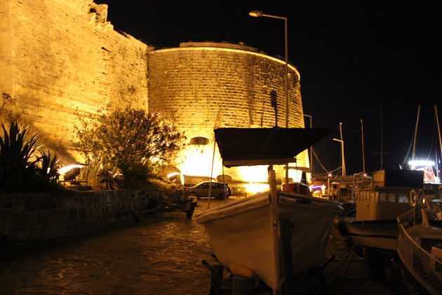De burcht van Kyrenia is `s avonds mooi uitgelicht