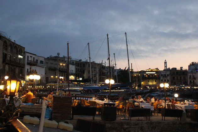 De gezellige haven van Kyrenia nodigt uit om wat te eten...