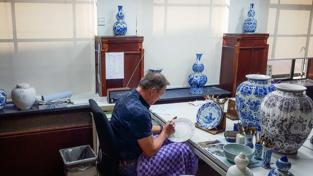 De Royal Delft is de laatst overgebleven fabriek die het beroemde blauw-witte aardewerk maakt