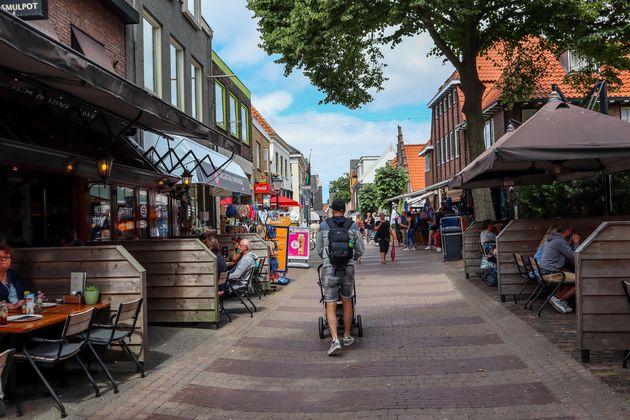 Den Burg is de grootste plaats va het eiland en de plaats waar velen de boodschappen komen doen.