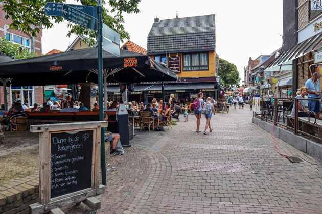 In Texels `hoofdstad` is het in de zomer gezellig druk.