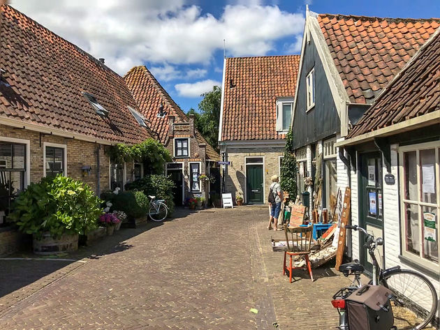 Het plaatsje Den Hoorn is piepklein en lijkt wel een mini openluchtmuseum.