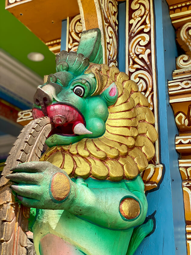 Overal kleine details van het Hindoe\u00efsme, geeft het complex een kleurrijke uitstraling