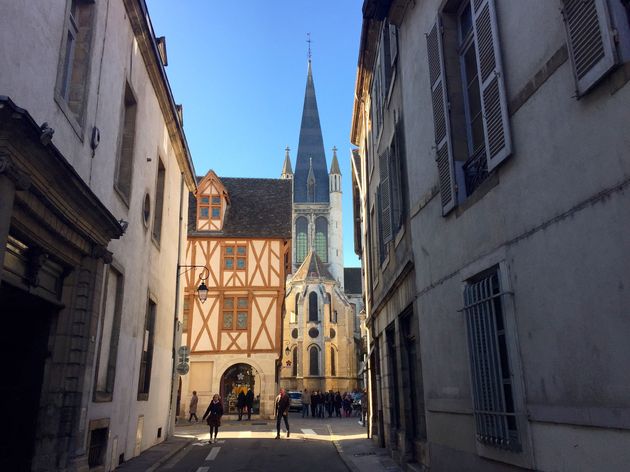 Een doorkijkje op de Notre-Dame de Dijon