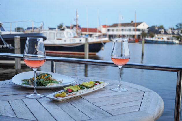 Diner van Hotel Oostergoo op het terras van de houseboat