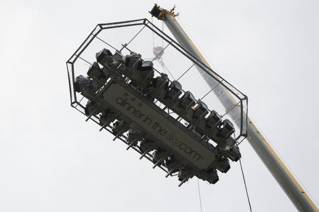 <i>Aan een grote hijskraan gaat de dinertafel zo\u2019n 50 meter de lucht in.</i>