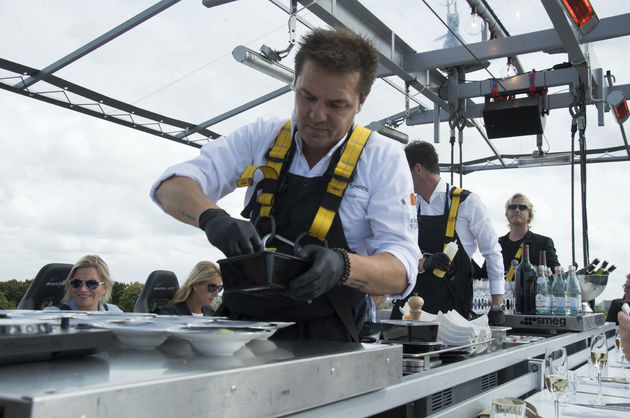 <i>De chefkok gaat mee de lucht in voor de laatste bereidingen.</i>