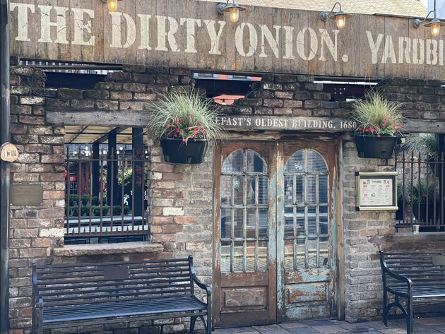 <em>De bijzondere gevel van The Dirty Onion.<\/em>