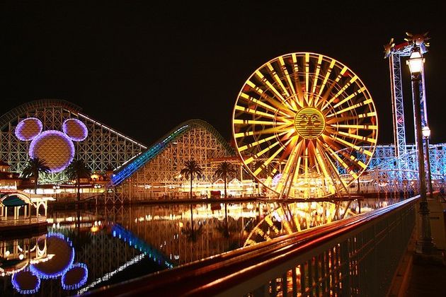 Uitzicht over het meer in het Disneyland Park, Californi\u00eb