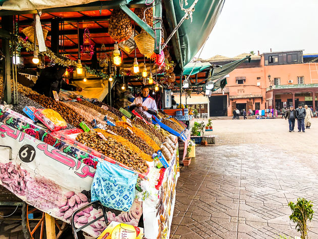 Gezellige drukte op het bekende plein van Marrakech