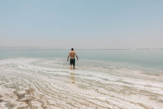 De Dode Zee met aan de overkant Isra\u00ebl