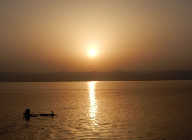 Dobberen op de Dode Zee bij zonsondergang!