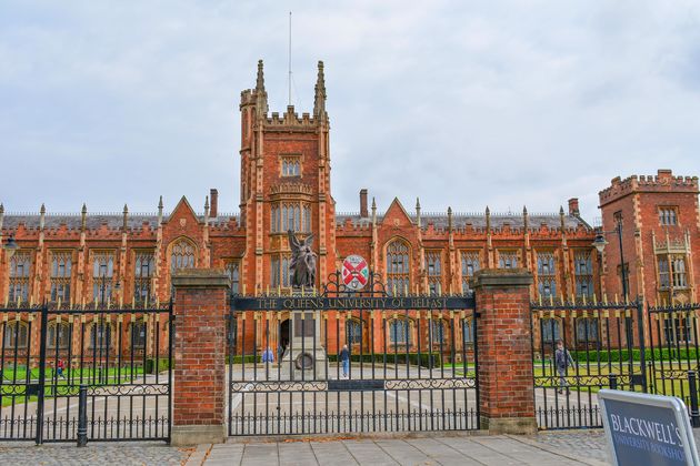Wandel een rondje over de universiteitscampus van Belfast
