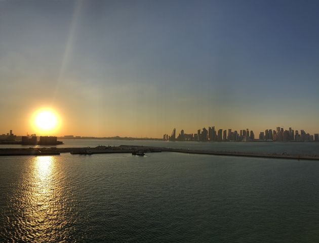 Vanaf de boot hebben we prachtig uitzicht op de skyline als we wegvaren