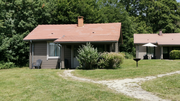 De houten woningen staan op ruime plaatsen met genoeg privacy