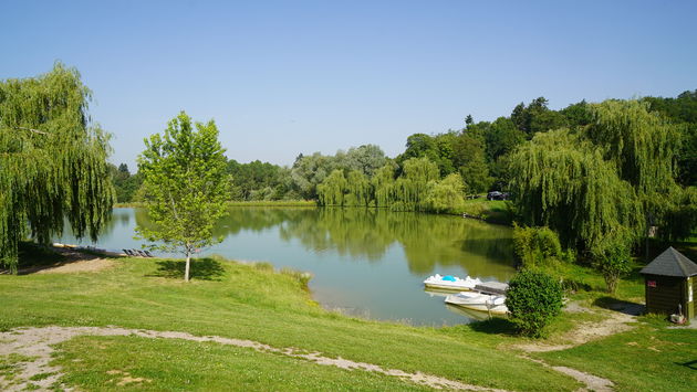 De prachtige pleziervijver op\nDomaine du Grand Bois