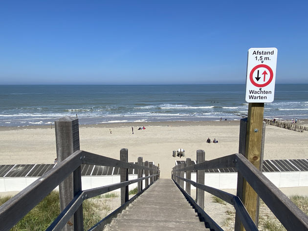 Verkeersregels als je naar het strand van Domburg gaat, in twee talen