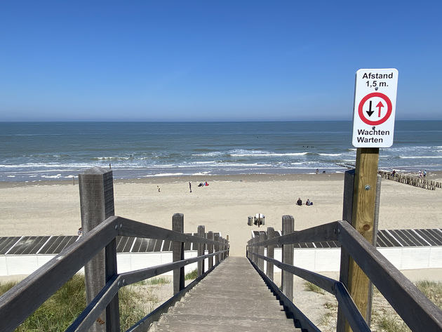 Verkeersregels als je naar het strand van Domburg gaat, in twee talen