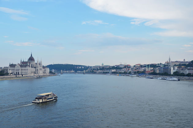 De Donau loopt tussen de stadsdelen Buda en Pest door