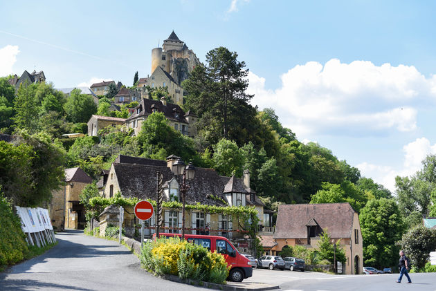 Een prachtig middeleeuws kasteel aan oevers van de Dordogne