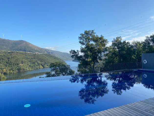 Het infinity-zwembad op het dakterras van Hotel Douro41, bereikbaar met een treintje!