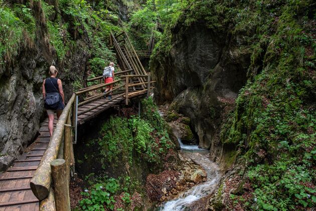 Via houten trappen klim je omhoog langs de rivier