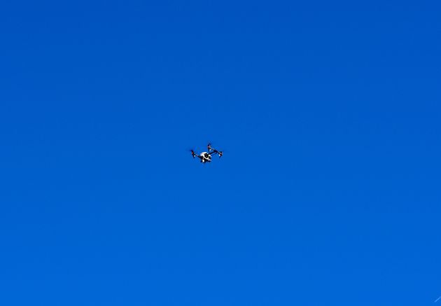De mannen van Drone Flight leggen het feestje vanuit de lucht vast