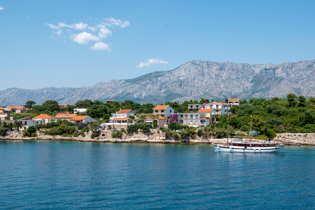 De eerste blik op Hvar nog vanaf de ferry