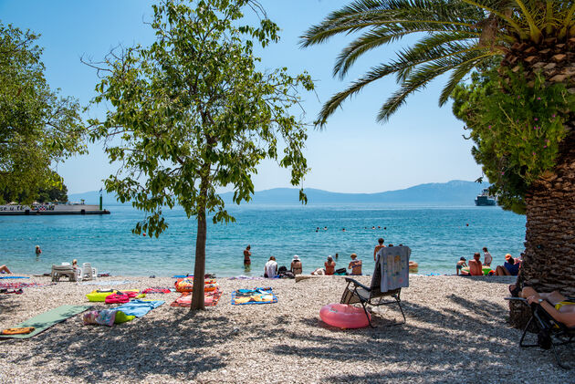 Neem (onder andere) in Drvenik de boot naar Hvar, een gezellig badplaatsje met kiezelstrand