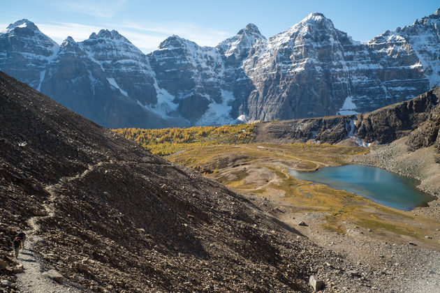 Het uitzicht als je de top van de Ten Peaks bij wandeltocht hebt bereikt (bij Moraine Lake).