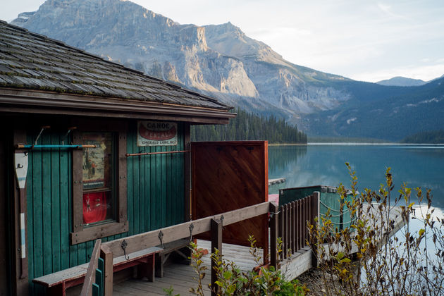 Bij een boat house bij Emerald Lake kun je kano`s huren om over het meer te varen.