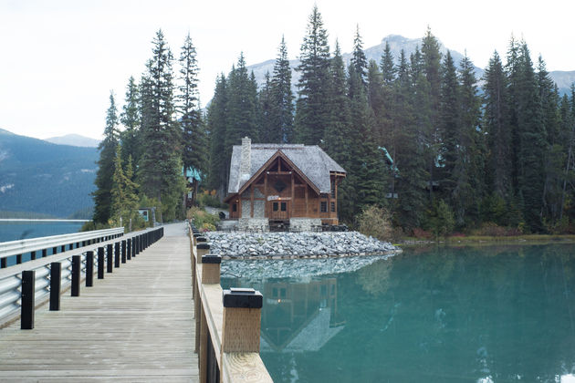 Hoe schattig is dit huisje bij Emerald Lake?